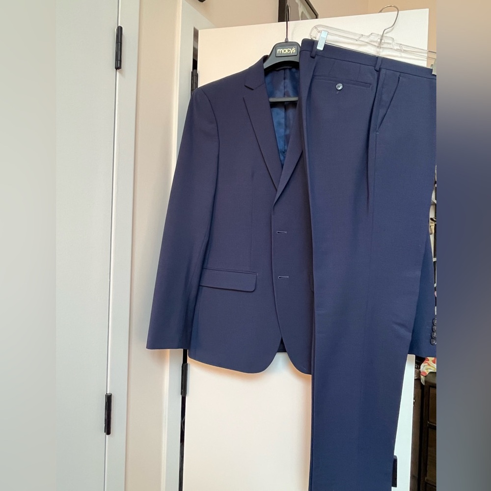 Bar III Men’s 2 piece  Skinny Fit suit 40L & 34x32